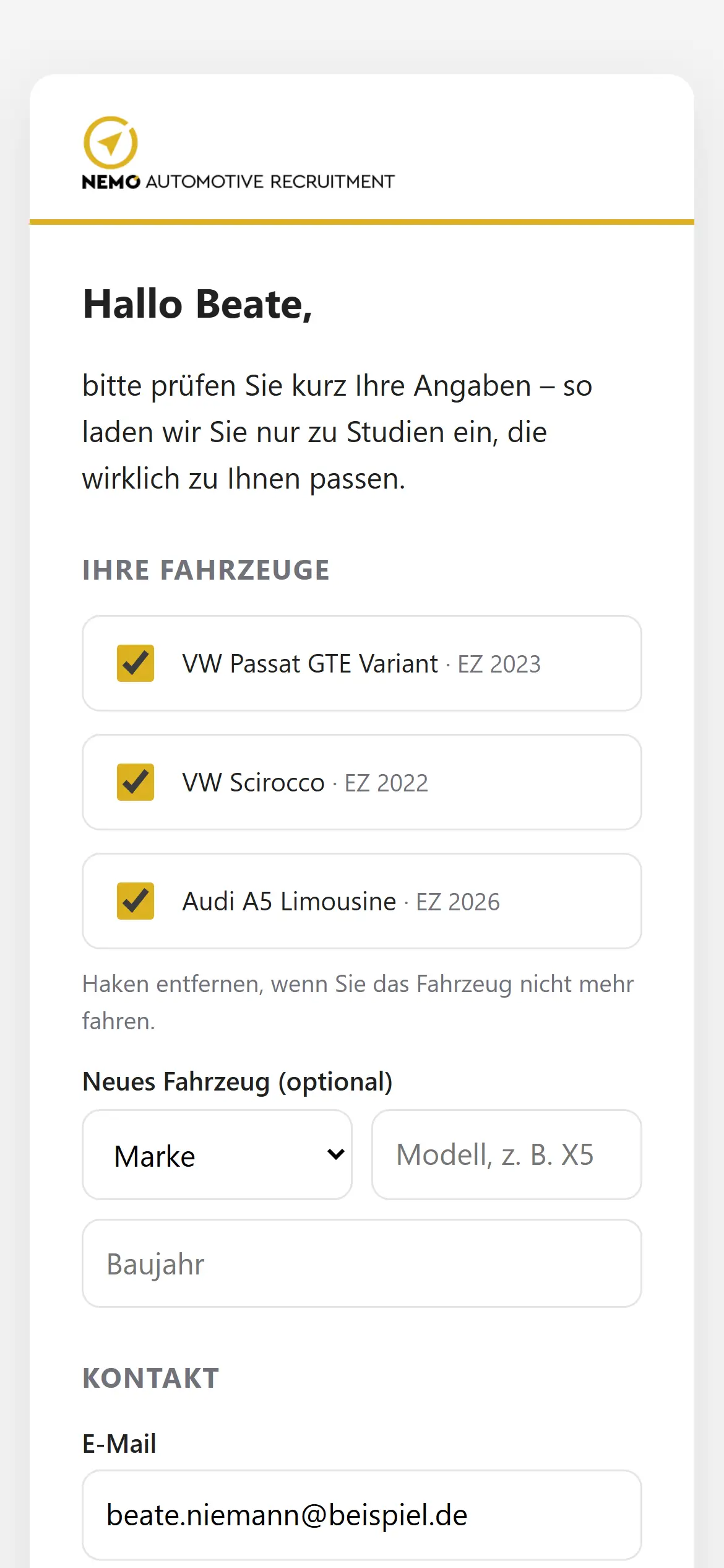 Formular „Angaben prüfen“ am Handy: Fahrzeuge abhaken, neues Auto, Kontakt (Beispieldaten)